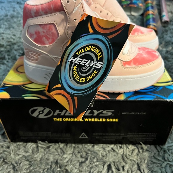 NIB: Heelys Light Pink and White Skate Shoes Size 3 youth - Picture 1 of 7